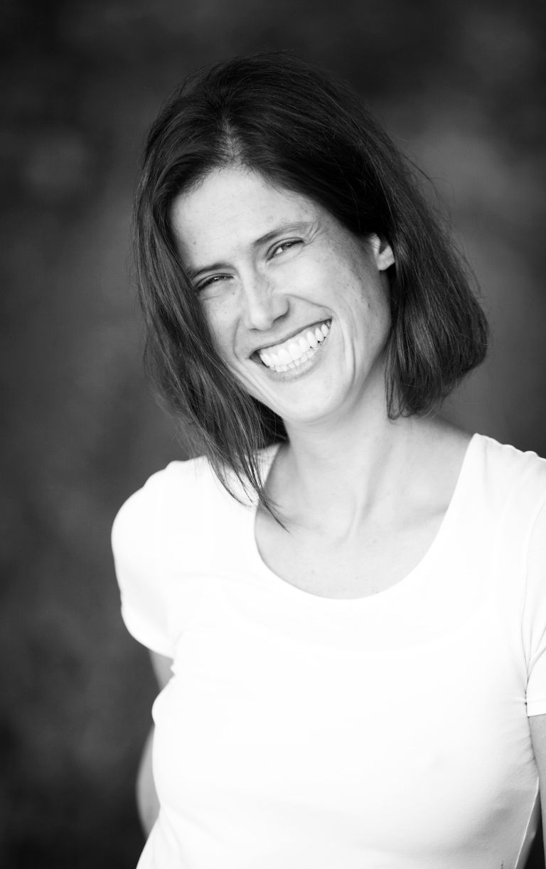 Foto junge Frau auf Treppe Farbfoto Marie-Kristin Bertram